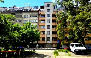 Тристаен апартамент с две тераси в Зона Б-18, София