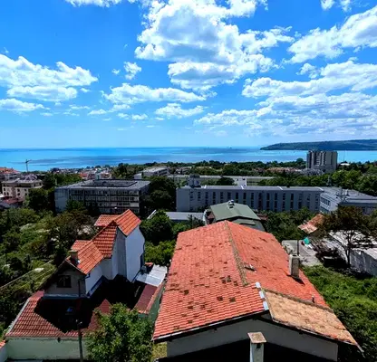 Снимка 2 — Тристаен апартамент с морска панорама в Бриз, Варна