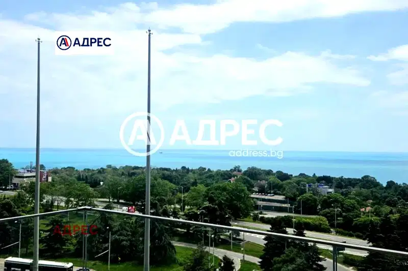 Тристаен апартамент с панорамна гледка в Бриз, Варна