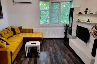Тристаен апартамент с тераса в центъра на Варна