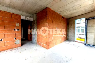 Тристаен апартамент в Цветен квартал, Варна с тераса