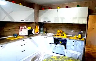 Тристаен апартамент 160 кв.м. във Варна, Цветен квартал с тераса