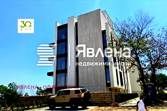 Просторен 3-стаен апартамент в Галата с тераса