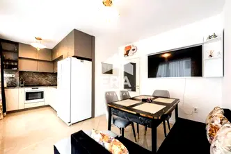 Тристаен апартамент с тераса в Конфуто, Варна