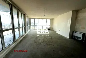 Четиристаен апартамент с голяма тераса в Левски, Варна