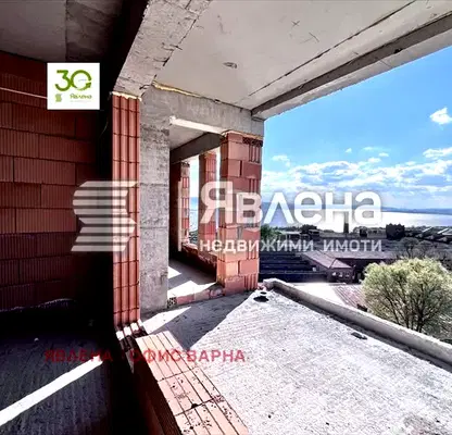 Снимка 2 — Тристаен апартамент с тераса и морска панорама в Погреби, Варна