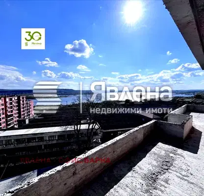 Снимка 3 — Тристаен апартамент с тераса и морска панорама в Погреби, Варна