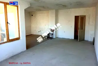 Тристаен апартамент с две тераси в Погреби, Варна