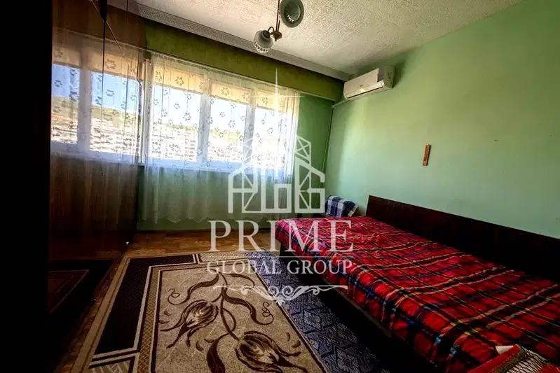 Three-room apartment on top floor in Vladislav Varnenchik, Varna