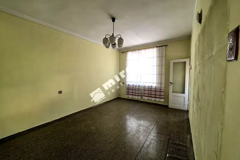 3-bedroom apartment in Yambol, Centyr