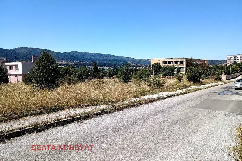 Plot in Pernik, Teva
