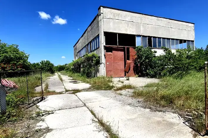 Промишлена сграда в Бургас, Лозово