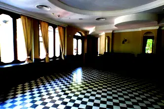 Промишлена сграда в Перник, Изток