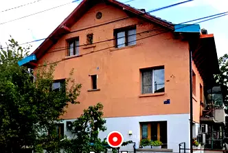 Етаж от къща в София, Левски