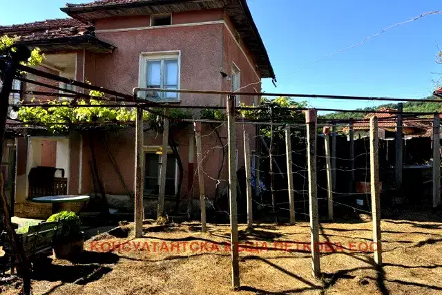 Къща в Ловеч, с. Гостиня