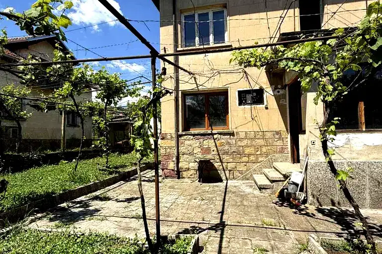 Къща във Враца, с. Зверино