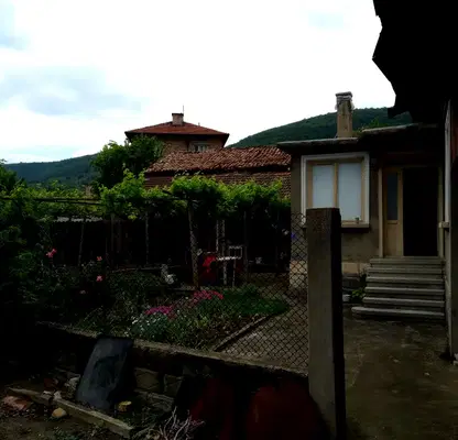 Снимка 2 — Къща в Шумен, Дивдядово