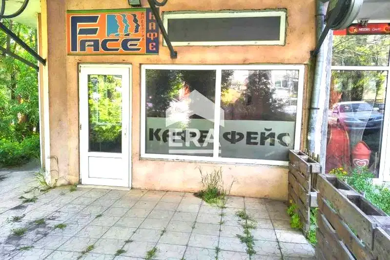 Заведение в Добрич, Строител