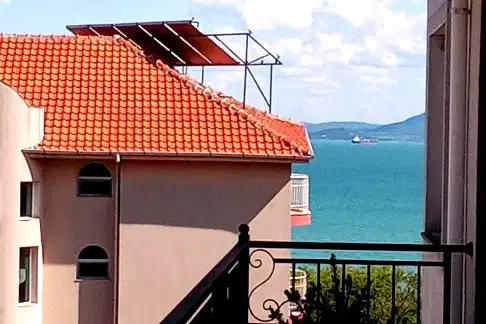 Two-room apartment in Sarafovo with terrace and east aspect