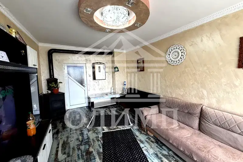Многостаен апартамент в Добрич, Строител