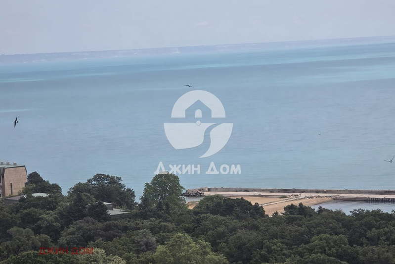 Two-room apartment with terrace and sea view in Zlatni Pyasatsi