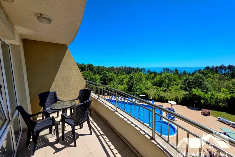 Three-room apartment with sea view in Obzor, gated complex