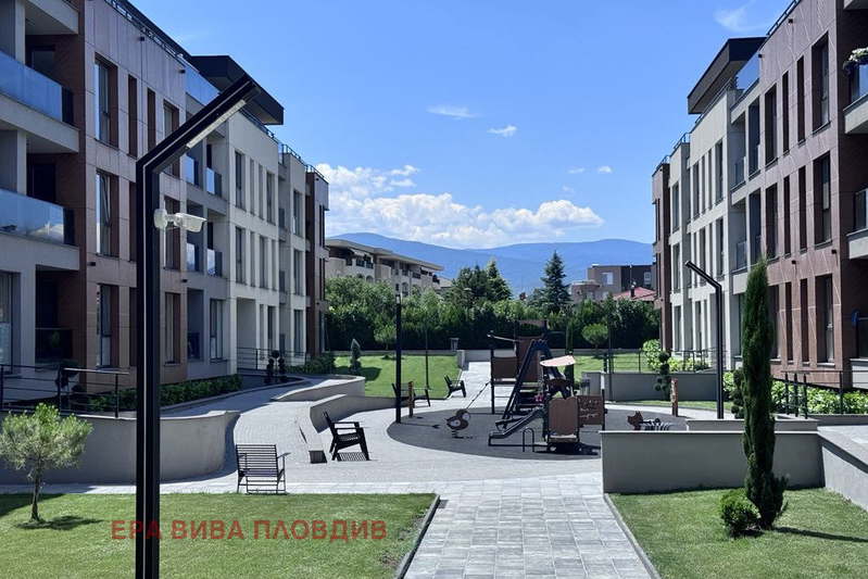 Тристаен апартамент с двор в Остромила, Пловдив