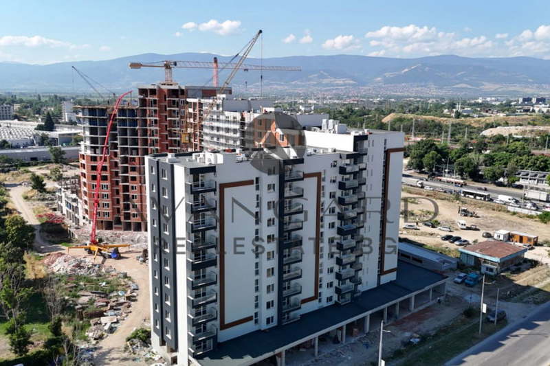 Тристаен апартамент в Тракия, Пловдив с тераса