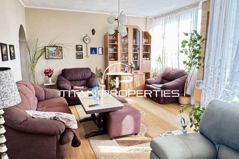 Тристаен апартамент в Тракия, Пловдив с тераса