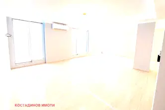 Просторен 4-стаен апартамент с панорамна гледка в Южен, Пловдив