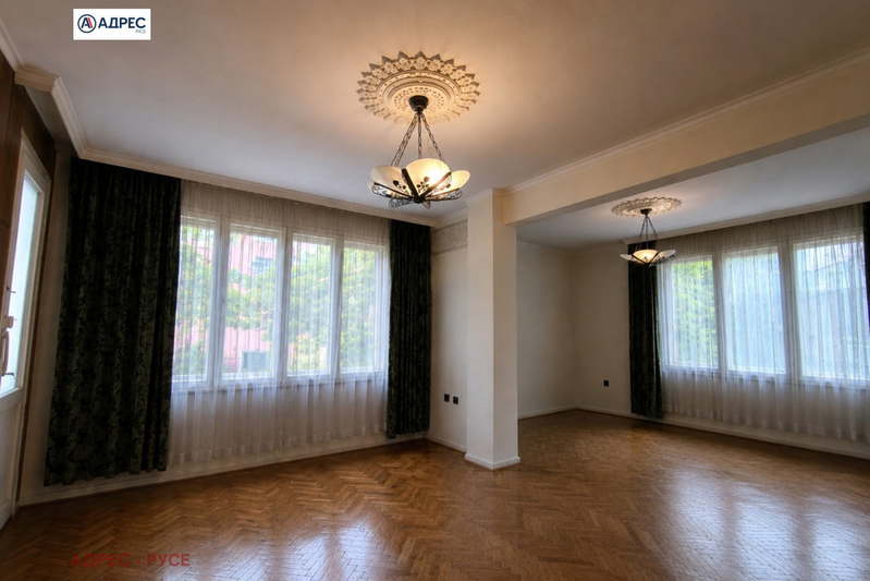 Многостаен апартамент в Русе, Широк център