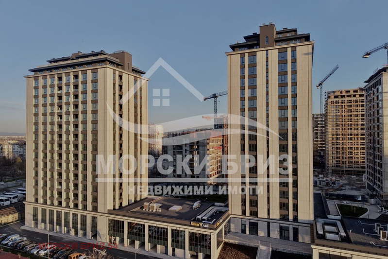 Тристаен апартамент с югозападно изложение в Банишора