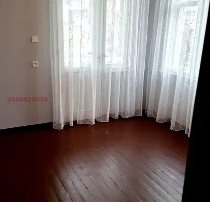 Снимка 4 — Двустаен апартамент 75 кв.м. в Бъкстон с двор