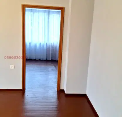 Снимка 5 — Двустаен апартамент 75 кв.м. в Бъкстон с двор