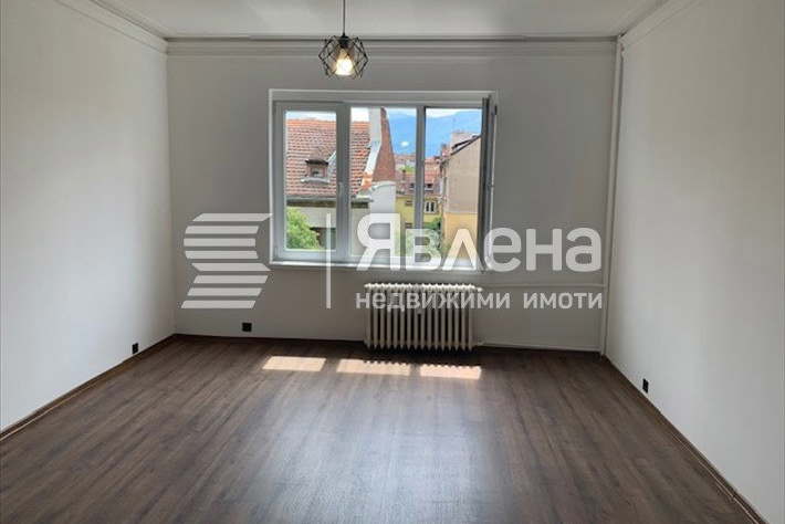 Просторен 2-стаен апартамент в Център с южно изложение