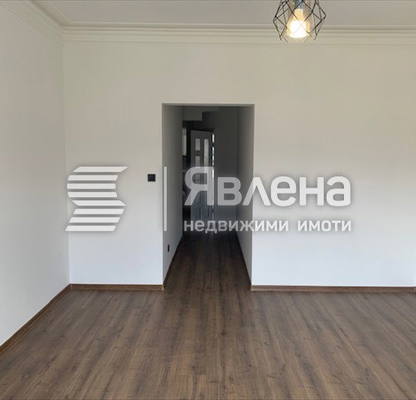 Снимка 2 — Просторен 2-стаен апартамент в Център с южно изложение