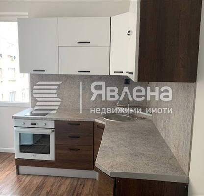 Снимка 4 — Просторен 2-стаен апартамент в Център с южно изложение