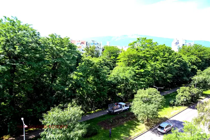 Тристаен апартамент в Център, София с асансьор и гледка