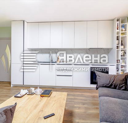 Снимка 2 — 4-стаен апартамент с две тераси в Център, София