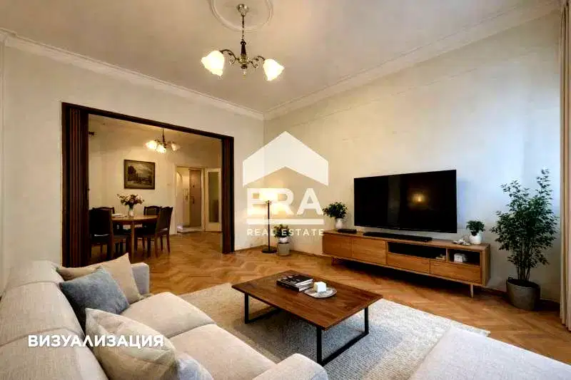 4-стаен апартамент в Център с тераса и високи тавани