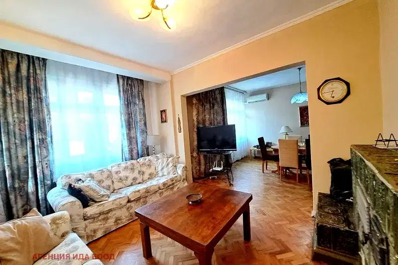 Просторен 4-стаен апартамент в Център, ул. Чаталджа с тераса