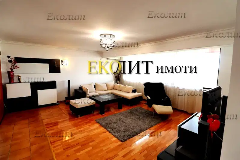 Просторен 2-стаен апартамент с тераса в Център, София