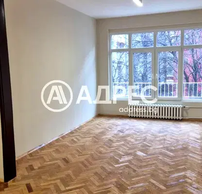 Снимка 2 — Тристаен апартамент в Център с балкон към вътрешен двор