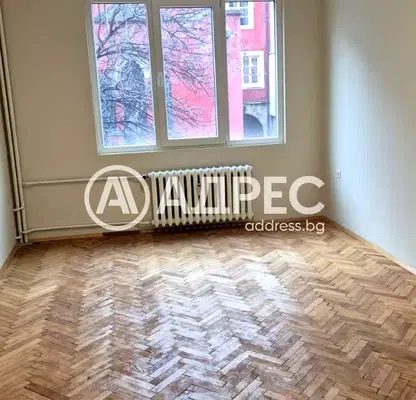 Снимка 3 — Тристаен апартамент в Център с балкон към вътрешен двор