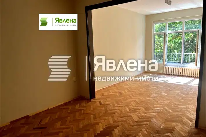 Тристаен апартамент в Център, София с балкон към вътрешен двор
