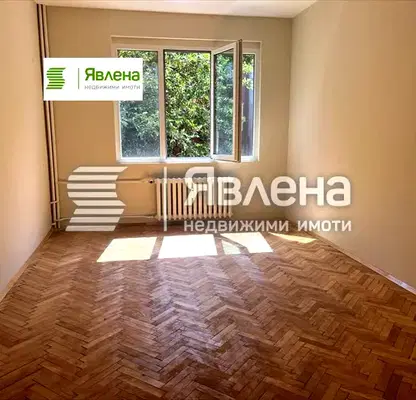 Снимка 2 — Тристаен апартамент в Център, София с балкон към вътрешен двор