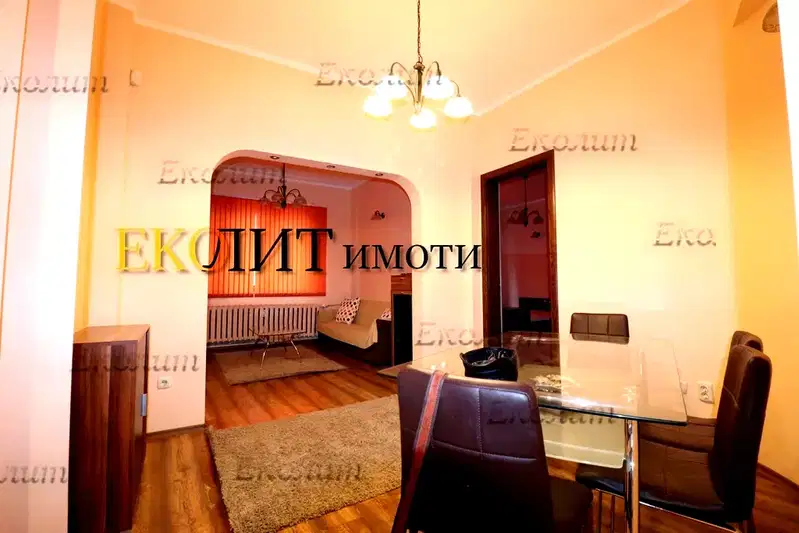 Луксозен 3-стаен апартамент с тераса в Център, София