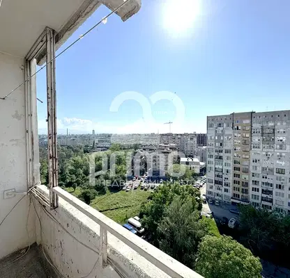 Снимка 2 — Двустаен апартамент с панорамна гледка в Дружба 1, София