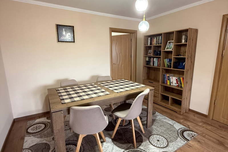 Тристаен апартамент с три балкона в Дружба 1, София