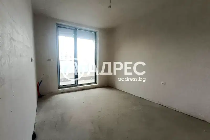 Тристаен апартамент с тераса в Дружба 2, София